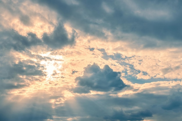 Coucher de soleil spectaculaire Paysage fantastique avec nuages et rayons de soleil La lumière du soleil jette des nuages d'orage Rayons de soleil magiques et nuages d'orage sur le ciel