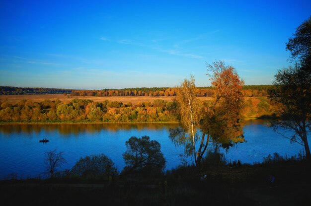 Coucher de soleil spectaculaire sur le paysage fluvial d'automne