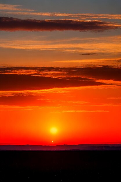 Un coucher de soleil spectaculaire en raison de la fumée des incendies de forêt à British Aigenerated