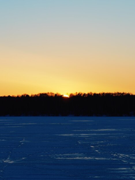 Coucher de soleil spectaculaire sur la rivière gelée