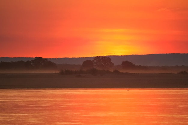 Coucher de soleil spectaculaire sur la rivière Tsiribihina