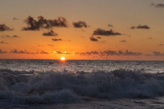 Coucher de soleil spectaculaire sur les vagues de l'océan Indien