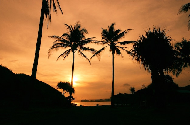 Coucher de soleil à Srau Beach Pacitan