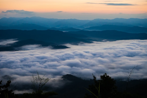 coucher de soleil surplombant les montagnes avec brouillard