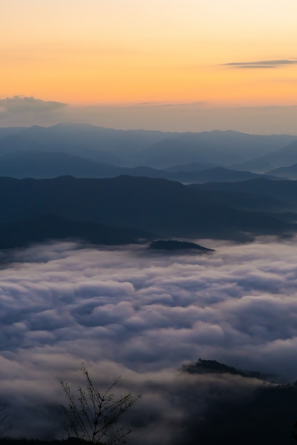 coucher de soleil surplombant les montagnes avec brouillard