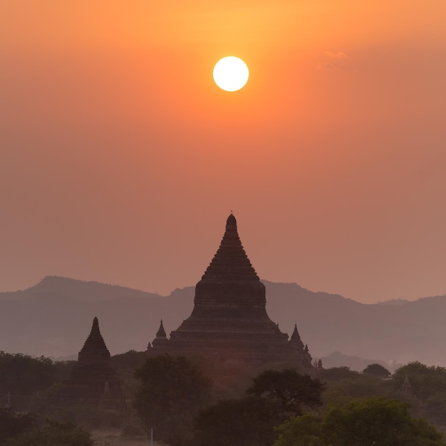 Coucher de soleil sur les temples de Bagan une ancienne ville située dans la région de Mandalay en Birmanie Myanmar Asie