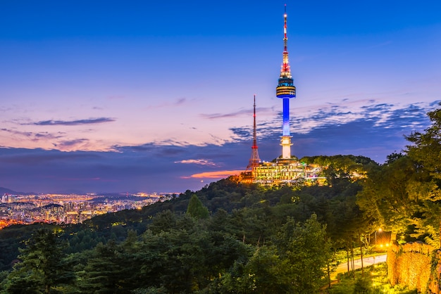 Coucher de soleil à la tour de Namsan à Séoul, en Corée du Sud.