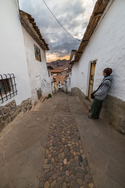 Coucher de soleil touristique dans une ruelle étroite de Cusco, au Pérou