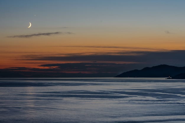 Coucher de soleil tranquille et illuminations du soir de la belle ville de Nanaimo sur l'océan Pacifique à Vancouver, Canada.