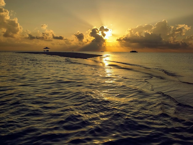Coucher de soleil tropical aux Maldives