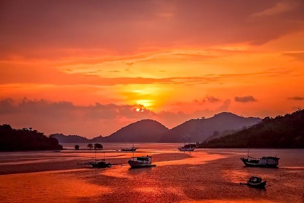 Coucher de soleil tropical à Labuhan Bajo