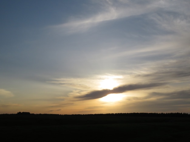 Coucher de soleil tropical sombre