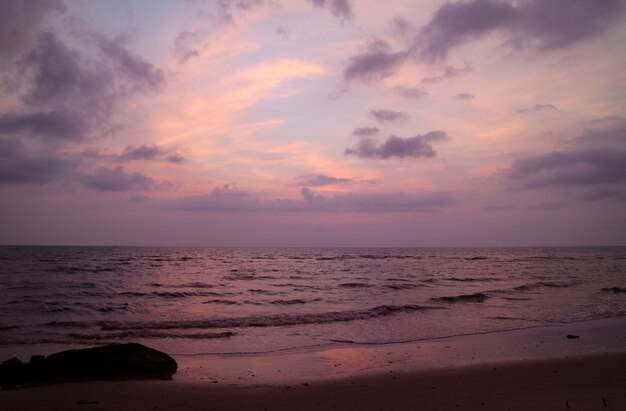 Coucher de soleil tropical violet ciel nuageux sur la mer ondulée de Thaïlande