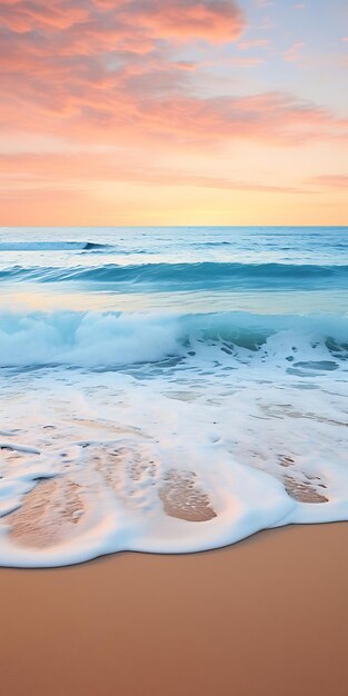 un coucher de soleil avec une vague dans l'eau