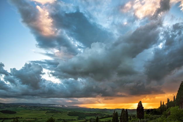 Photo coucher de soleil sur le val d'orcia toscane