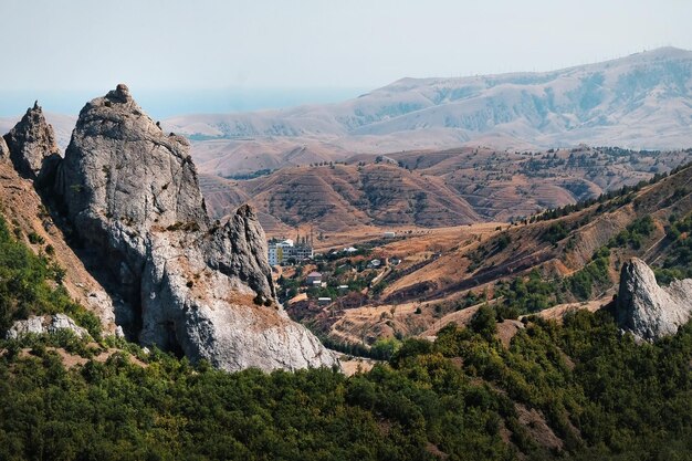 Coucher de soleil sur la vallée parmi les vignobles des montagnes en automne en Crimée