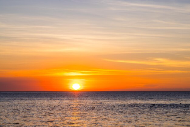 Le coucher de soleil vers la mer