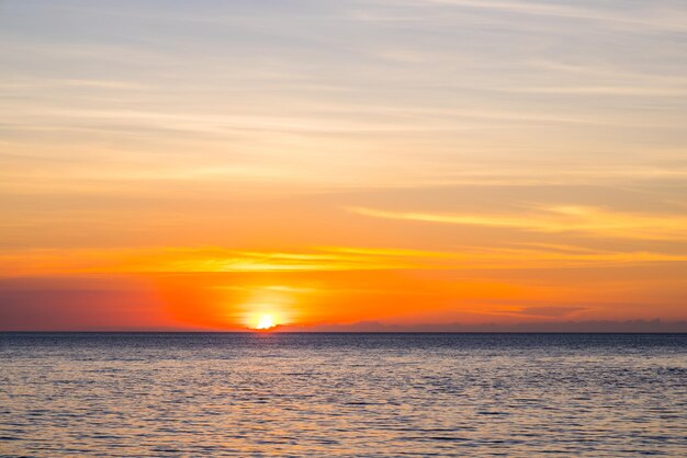 Le coucher de soleil vers la mer