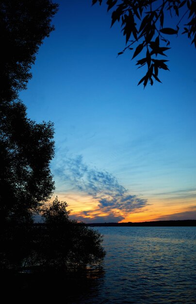 Coucher de soleil vertical sur fond de paysage fluvial