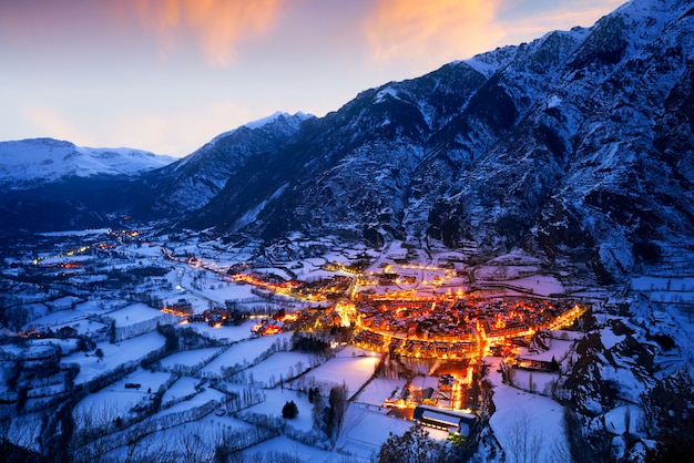 Coucher de soleil sur le village de Benasque dans les Pyrénées de Huesca en Espagne