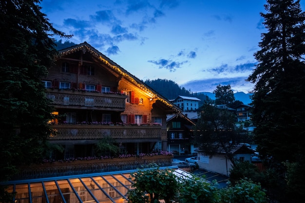 Coucher de soleil sur le village Wilderswil une commune du canton de Berne en Suisse