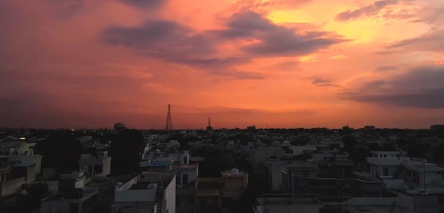 Un coucher de soleil sur une ville au ciel rose