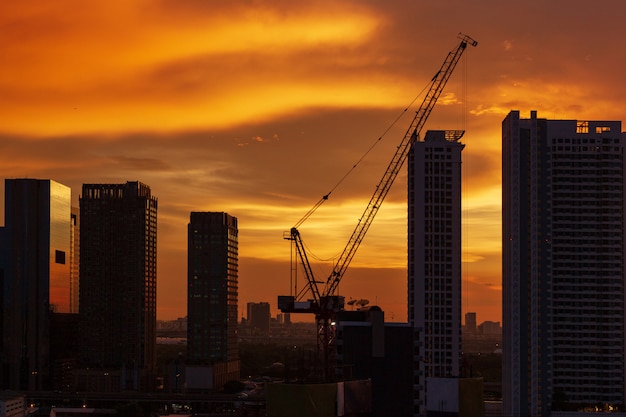 Coucher de soleil à la ville de Bangkok avec bâtiment