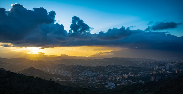 Coucher de soleil sur la ville de Caracas