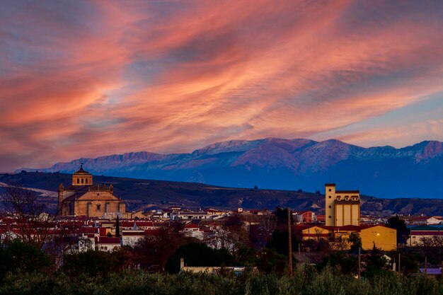 Coucher de soleil sur la ville de huescar grenade