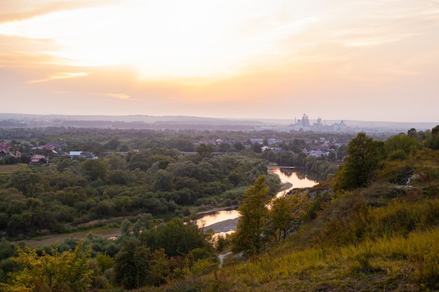 Photo coucher de soleil sur la ville d'ivano frankivsk en ukraine