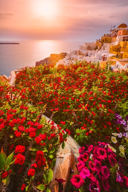 Coucher de soleil sur la ville d'oia sur l'île de santorin en été santorin grèce