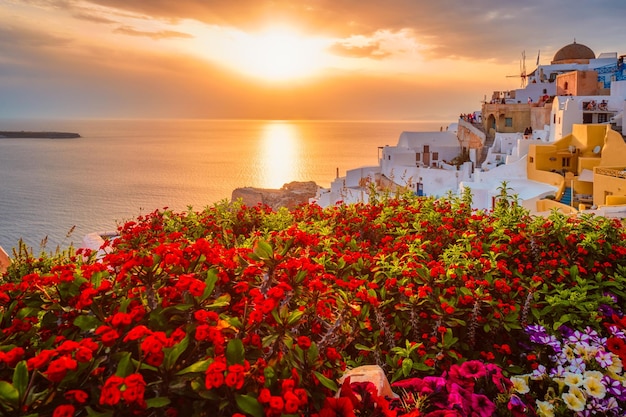 Coucher de soleil sur la ville d'oia sur l'île de santorin en été santorin grèce