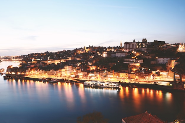 Coucher de soleil de la ville de Porto.