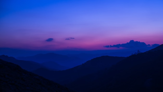 Coucher de soleil violet dans les montagnes