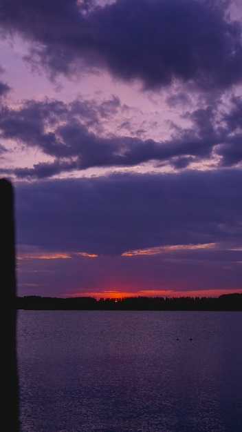 Photo coucher de soleil violet violet, surface de la mer noire sous ciel lilas