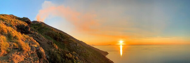 Photo coucher de soleil sur le volcan stromboli