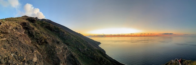 Photo coucher de soleil sur le volcan stromboli