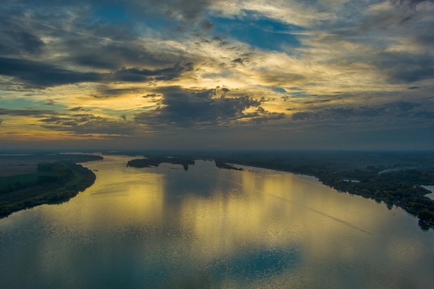 Coucher de soleil sur la vue aérienne du Danube