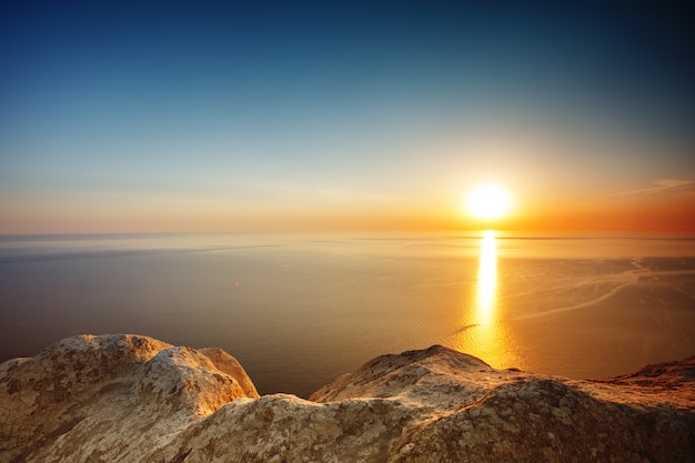 Coucher de soleil vue de la montagne. T