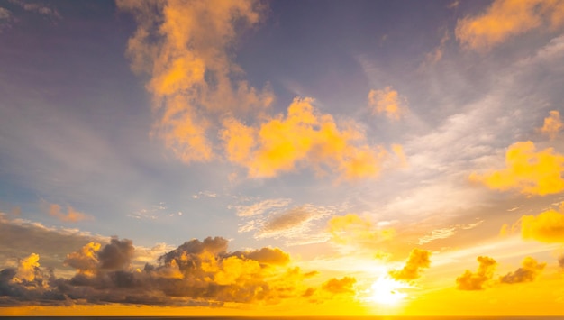 Coucher de soleil vue plage mer sable montagne nuage skybackground