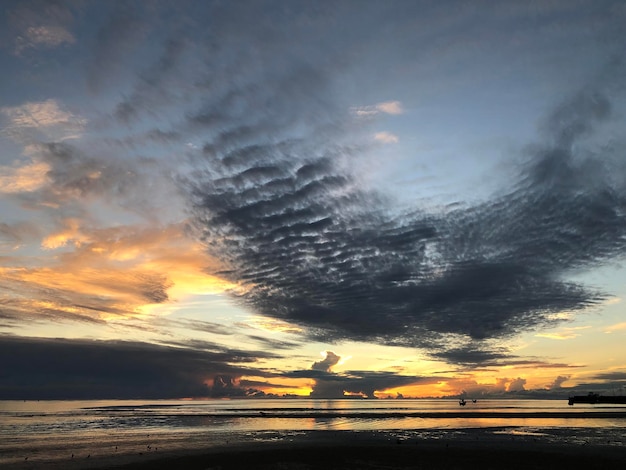 Coucher de soleil sur la vue sur la plage