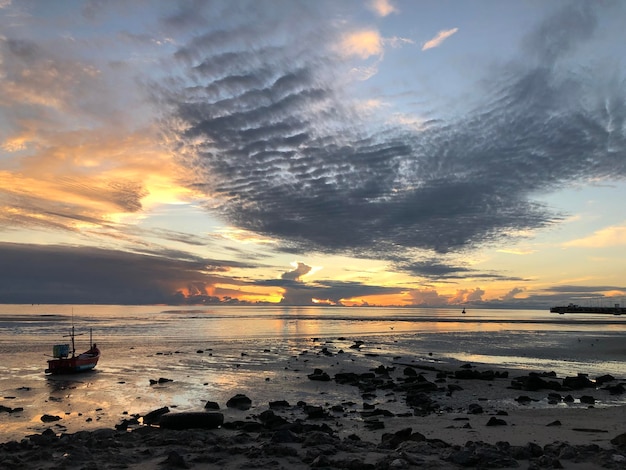 Coucher de soleil sur la vue sur la plage