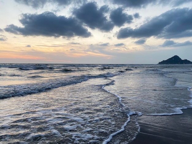 Coucher de soleil sur la vue sur la plage