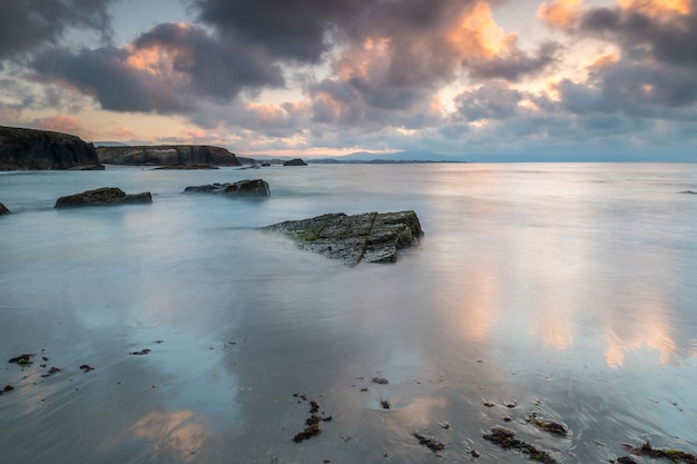 les couchers de soleil dans la mer des côtes et des plages de la Galice et des Asturies