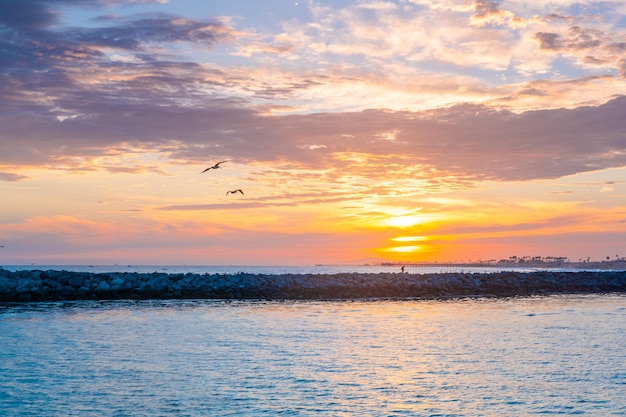 Couchers de soleil sur l'océan. Californie. plage de Newport