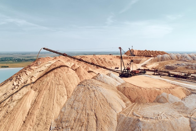 Couches de minerai impropres à la production Entreposage des roches à l'aide d'un épandeur