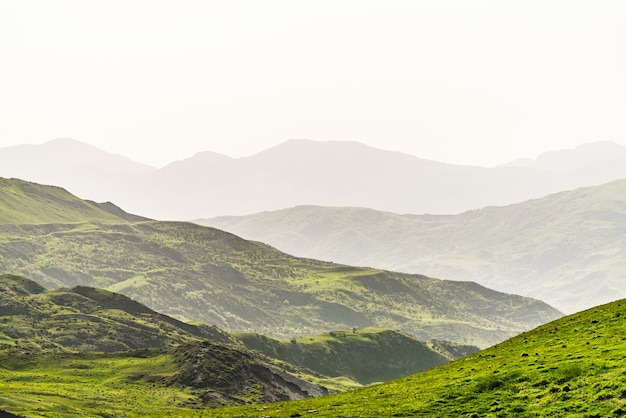 Couches de montagne dans la brume