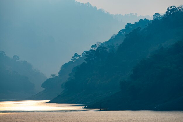 Couches de montagne avec lac, forêt tropicale