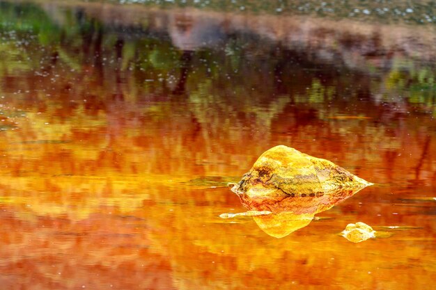 Des couches vives et une terre fissurée à Rio Tinto