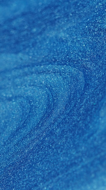 Coulée d'encre de texture humide bleue de la peinture fluide scintillante